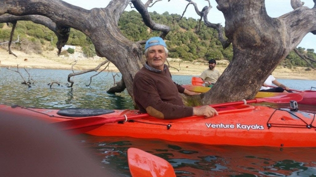  Uomo in kayak 